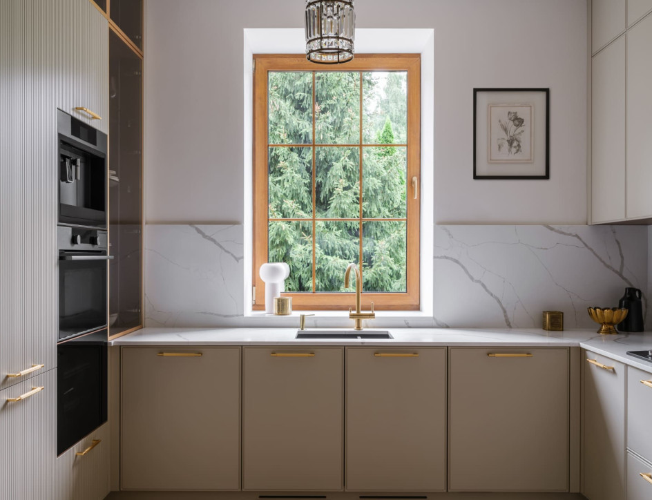 Элегантный минимализм: кухня Brutal22 в интерьере загородного дома