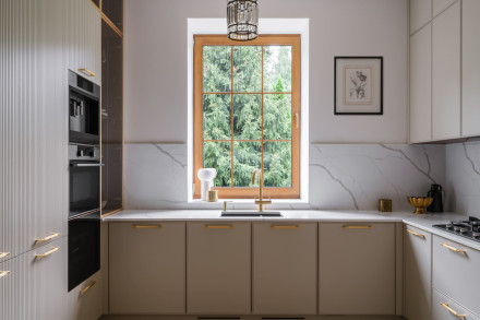 Элегантный минимализм: кухня Brutal22 в интерьере загородного дома